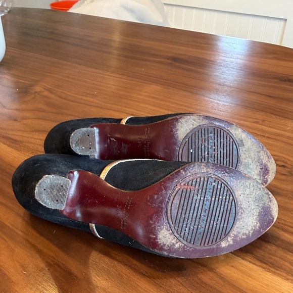 Elegant Black and Gold Women's Heels - Picture 4 of 4